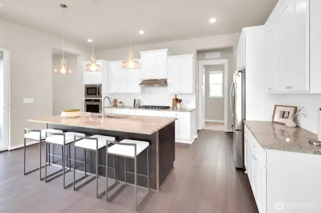 Granit countertops and custom soft-close cabinetry offer both beauty and function.