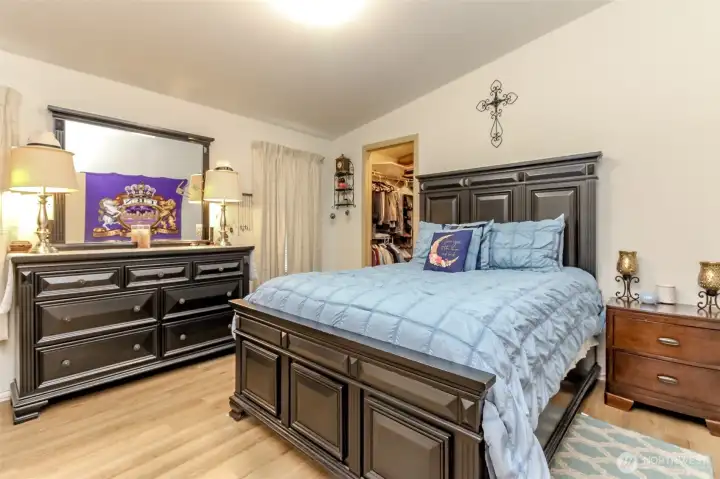 Primary suite walk in closet