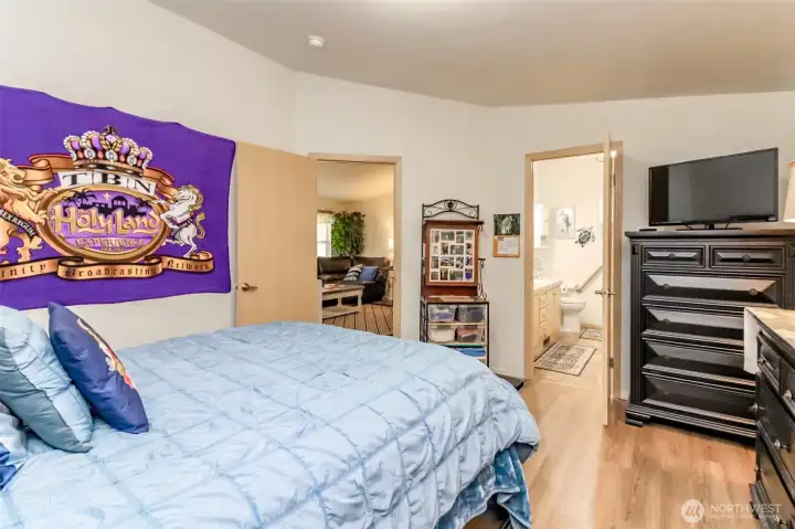 Primary Suite walk in closet & 5 piece bath