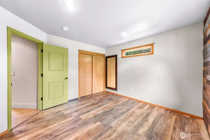 Bous room for guests,m  office or crafts