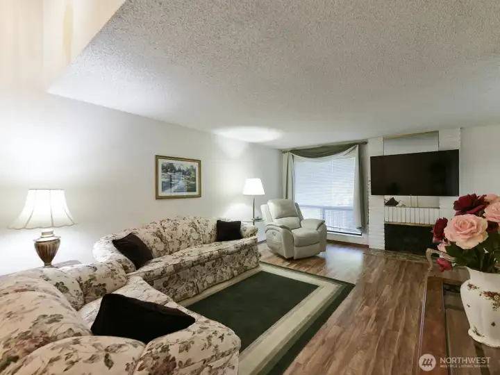 Easy Maintenance Laminate flooring. Window coverings stay.