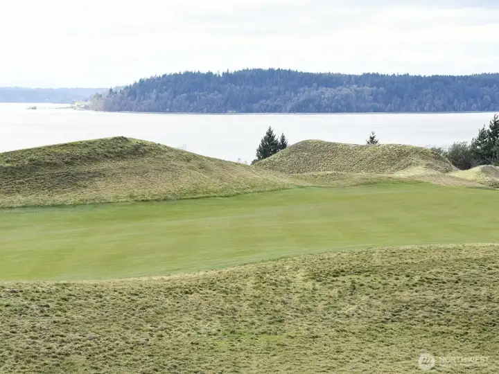 Enjoy  minutes away.