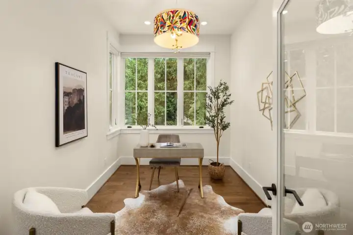 Multipurpose space for 2nd office, library or creative studio