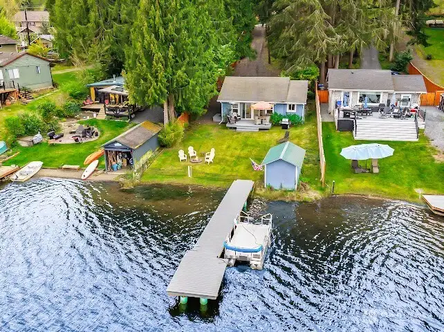 Darling, virtually new cabin on approx 50' of Lake Bosworth waterfront!