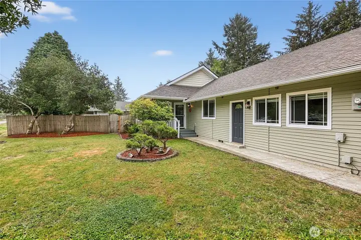 Plenty of Yard & Mature Landscape Plenty of Yard & Mature Landscape