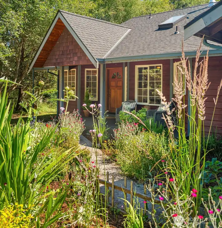 The yard smells of lavender & is filled w/colorful butterflies & hummingbirds. The yard smells of lavender & is filled w/colorful butterflies & hummingbirds.