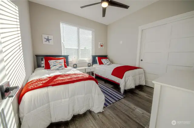 The Twin bedroom, decorated in bright and cheerful red, white and blue, brings to mind the playful seal pup and will appeal to both kids and kids-at-heart.