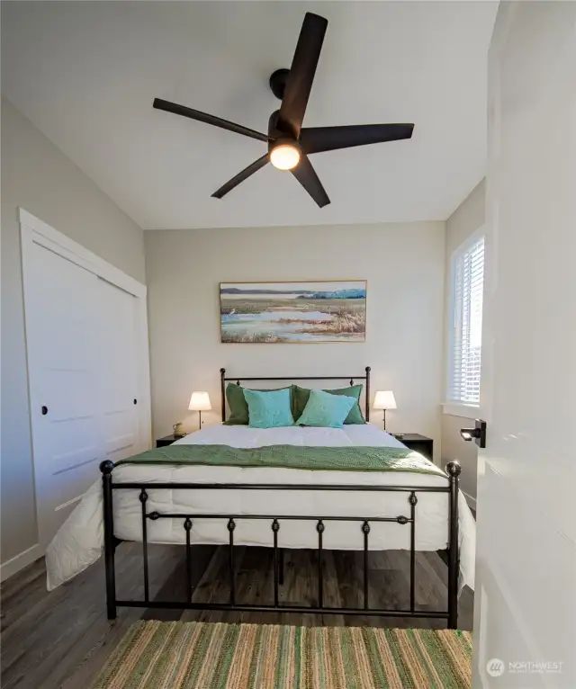The Queen bedroom décor, inspired by the striking natural surroundings of Seal Pup Cottage, is decorated in peaceful greens with neutral beige accents.
