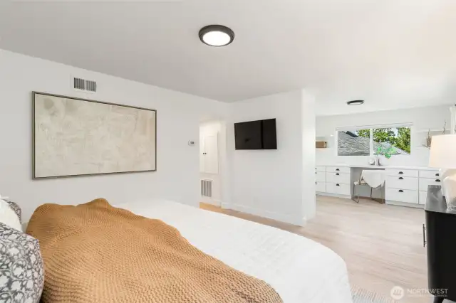 This room is very spacious and airy, a true retreat>