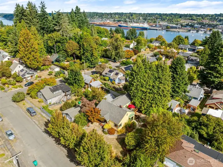 Wonderful walkable neighborhood, minutes from several parks, grade school & shopping!