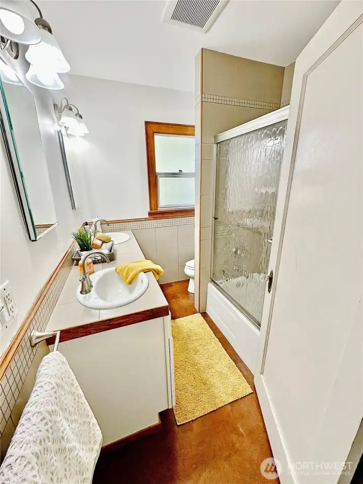Updated full hall bath conveniently located between the two guest bedrooms.