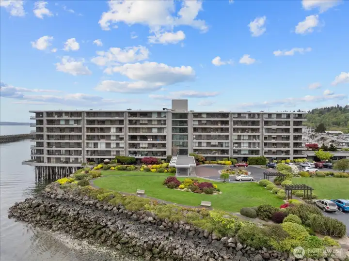 Direct access to the waterfront and Shilshole Marina.