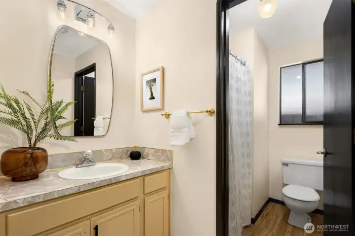 Primary en-suite Primary en-suite