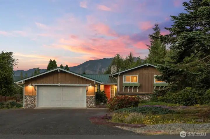 Beautiful sweeping views of Mount Si and the Cascade Mountains!