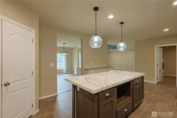 Large Island w/eating area