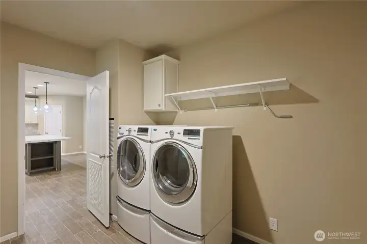 Washer/Dryer included!