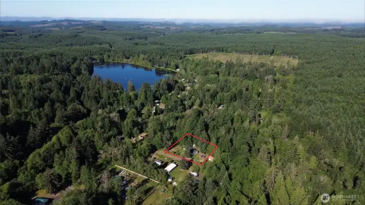 5 Min walk to the Lake... Enjoy!