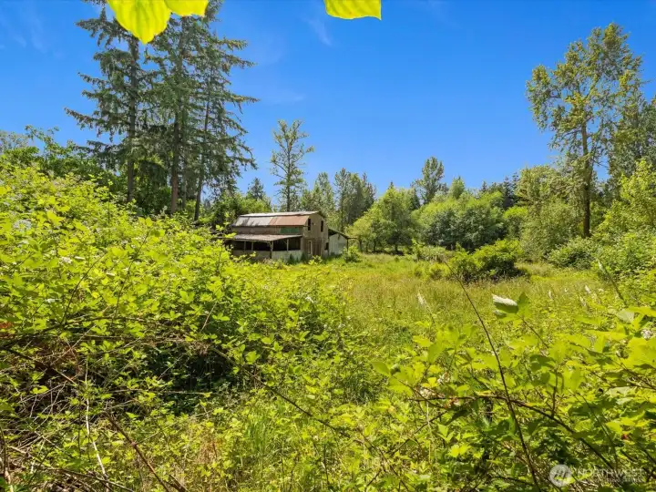 Behind the barn is roughly 2 acres of pasture.