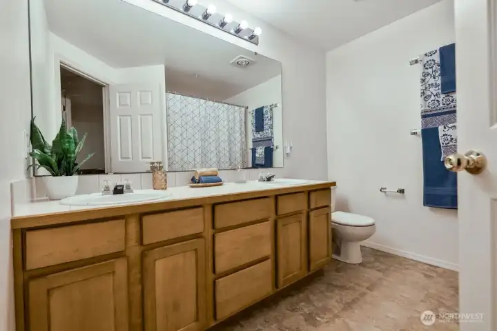 Full bath upstairs