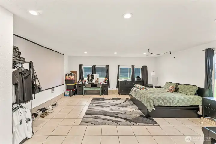 Huge bonus room with lots of possibilities!