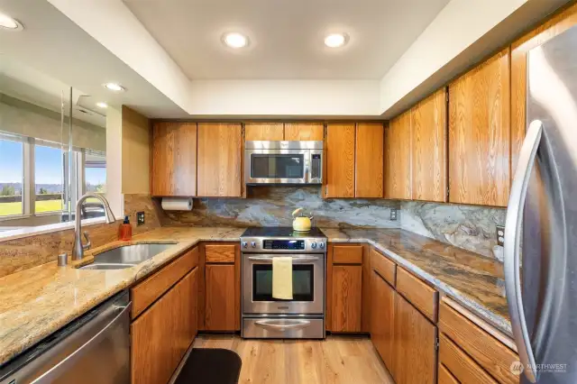 Fantastic kitchen with granite countertops and stainless appliances. Eating bar in kitchen as well.