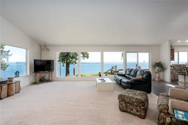 Spacious living room