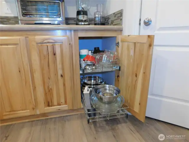 pull out shelvers in several cabinets