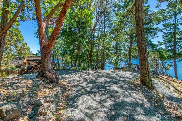 Plenty of parking space on the bluff.