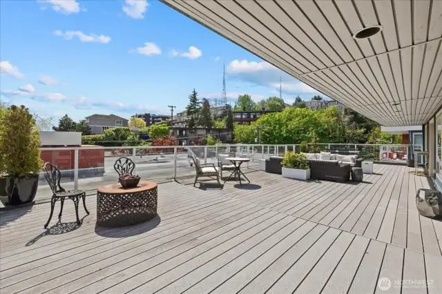 Great location also NEAR Seattle Pacific University- bus line just out your front door to Slu and SPU