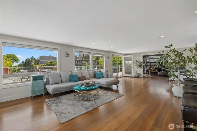 no load bearing column disrupting the flow of home