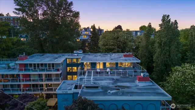 ideal location- bus line provides ez access to city or eastside