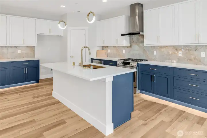 Popular blue & white color scheme (Photos from lot 9B)