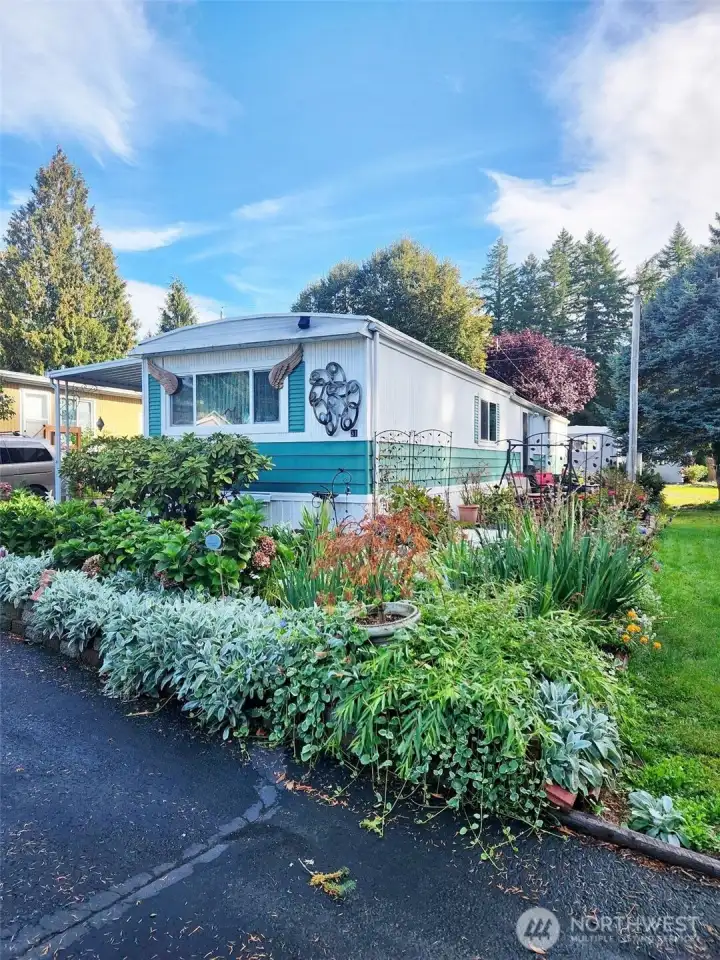 Nicely landscaped home in Alpine 55+ park