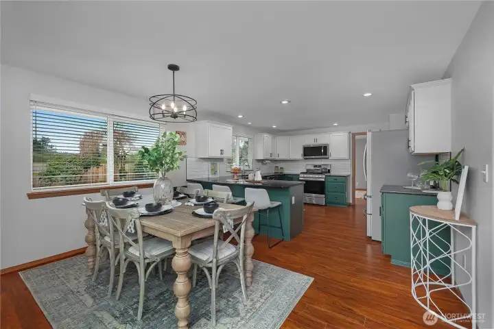 Dining|Kitchen with eating bar.