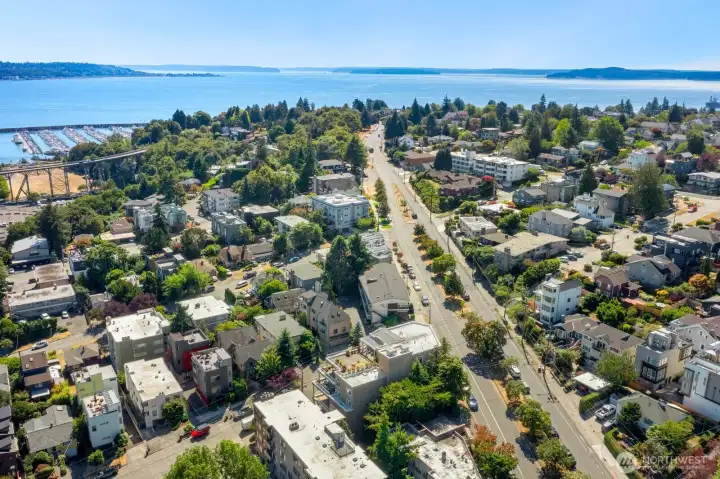 This exceptional home is conveniently located to Magnolia Village, Elliott Bay Marina, Discovery Park, Expedia’s headquarters at the foot of the Magnolia Bridge, Fisherman’s Terminal, Ballard Locks, Amazon Campus & South Lake Union, Myrtle Edwards Waterfront Park, Public Market, Seattle’s re-imagined waterfront and Aquarium, Colman Ferry Terminal, Seattle Center, Space Needle and Chihuly Gardens, and is an effortless commute to downtown!