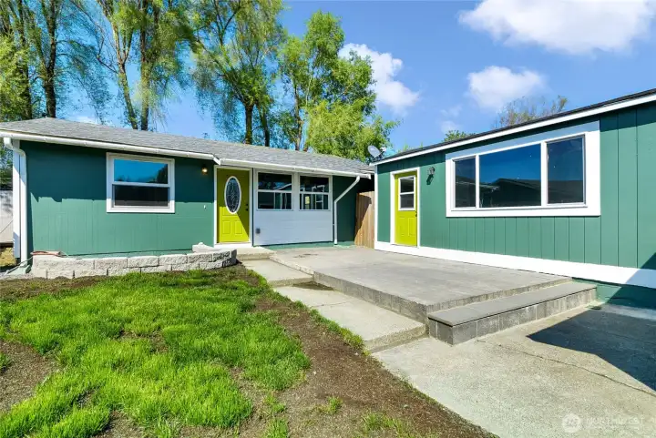 Sunny, private front yard
