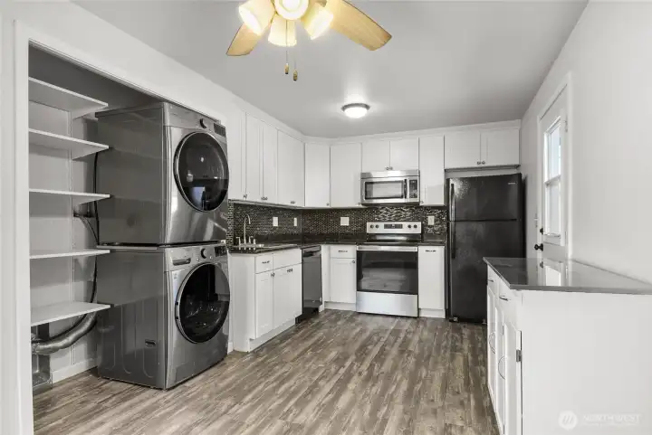 Sparkling Kitchen w/all appliances