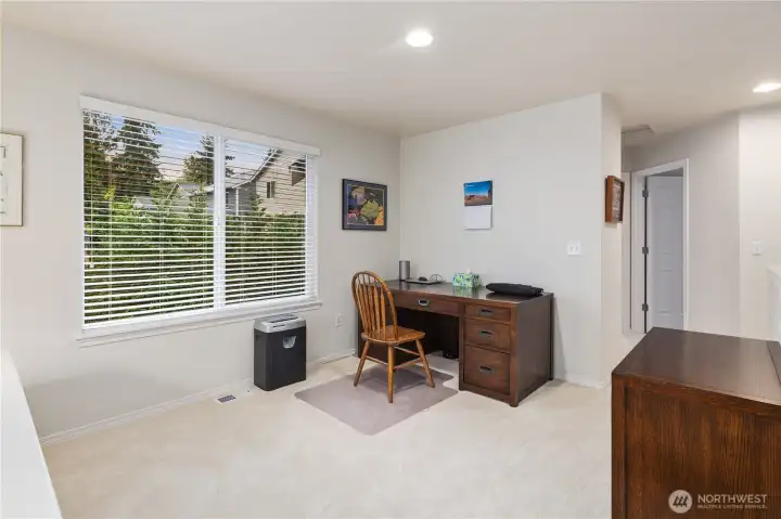 Bonus flex room up could be 4th bedroom.
