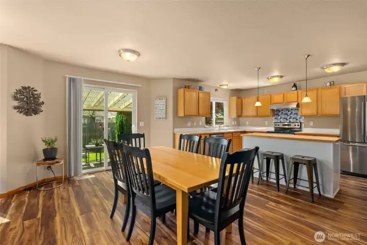 Light-filled area with space for dining
