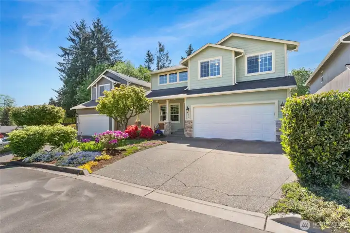 Gorgeous, thoughtfully selected landscaping colors for enhanced curb appeal