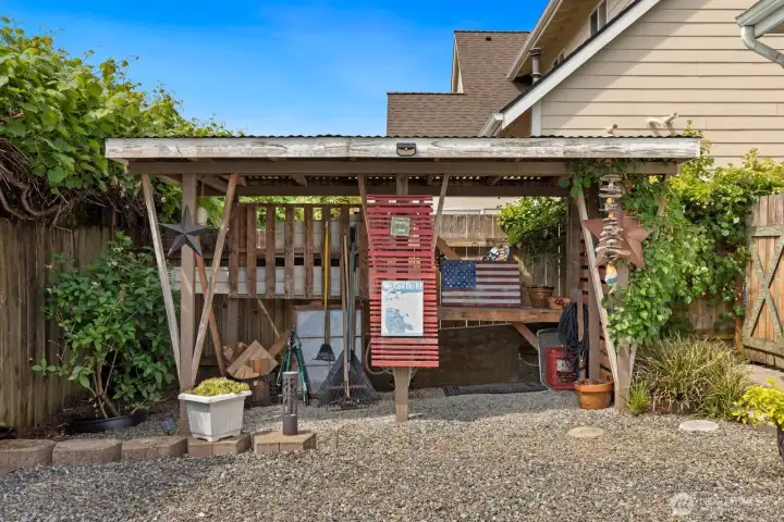 Hobby and garden shed.