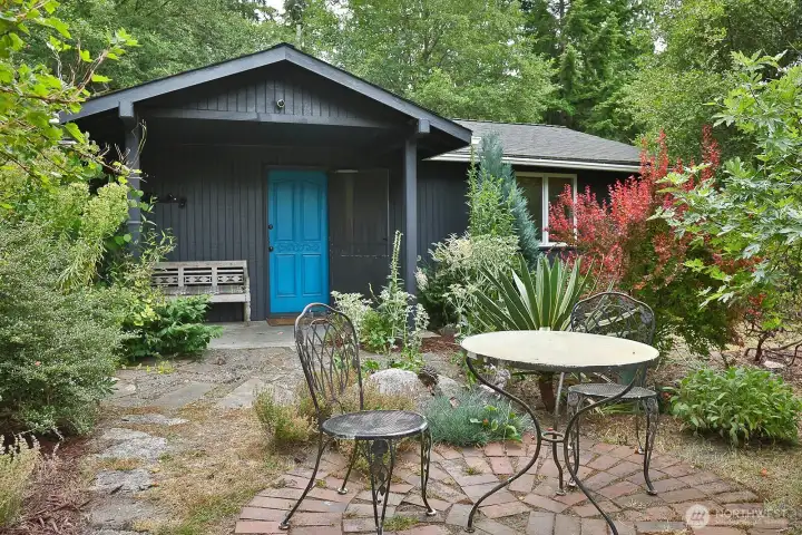 Here is a quiet setting with nice light and birdsong for sweet background noise. Here is a quiet setting with nice light and birdsong for sweet background noise.