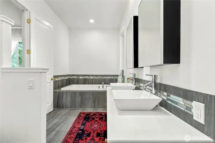 Primary Bathroom with jacuzzi tub & double sink vanity Primary Bathroom with jacuzzi tub & double sink vanity