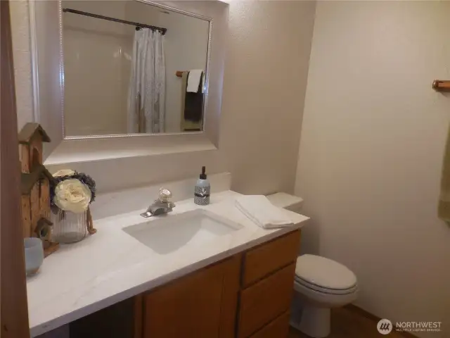 Full Bath to service both Bedrooms