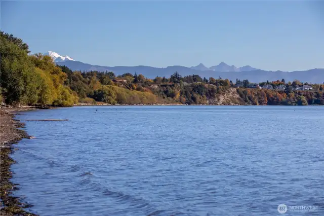 Walk down the private access point, directly from the house to the beach, to reach the beautiful beach below. Explore the tidelands when the tide is out and marvel at the beautiful mountain and ocean views.