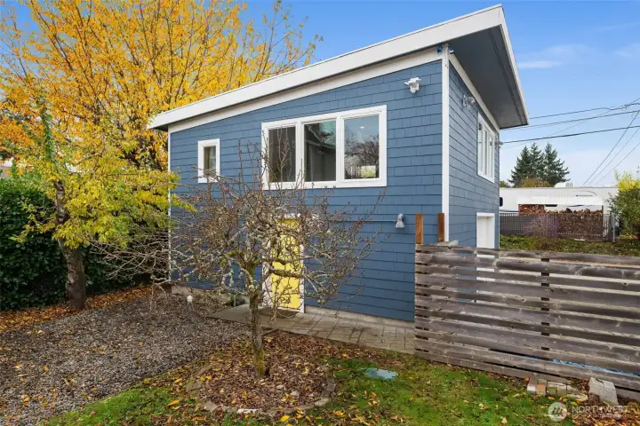 Detached garage and potential rental / business unit with alley access. Realistically if you had a tenant here, you'd almost never see them because of this separation.