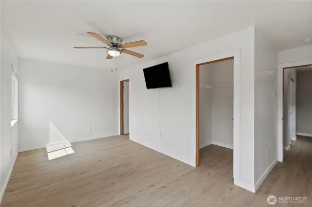 Large primary en-suite.