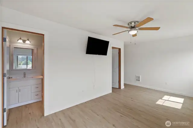 The primary en-suite offers 3/4 bath and walk in closet.