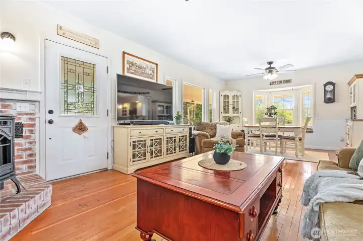 Cozy & inviting living room w/pellet stove