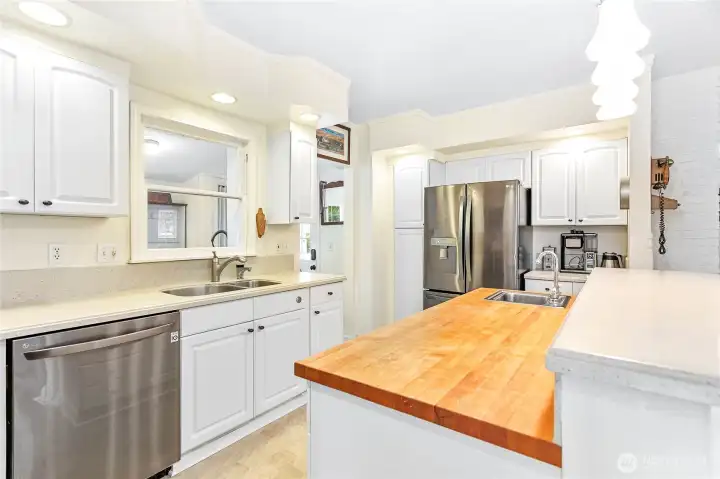 Newer stainless steel appliances & lots of cabinet space!